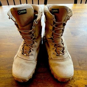 Rocky brown combat boot 10.5R GORE-TEX Thinsulate, like new condition